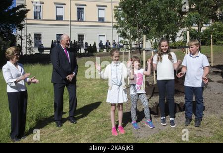 OSLO, Norvège 20160613. De droite : le Prince Sverre Magnus, la princesse Ingrid Alexandra et Emma Tallulah Behn et Leah Isadora Behn chantent une chanson après avoir planté des arbres dans le parc du Palais. Depuis la gauche : la reine Sonja et le roi Harald. Photo: Berit Roald / NTB scanpix pix Banque D'Images