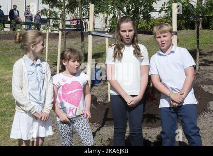 OSLO, Norvège 20160613. De droite:) le Prince Sverre Magnus, la princesse Ingrid Alexandra et Emma Tallulah Behn et Leah Isadora Behn chante une chanson après avoir planté des arbres dans le parc du Palais. Photo: Berit Roald / NTB scanpix Banque D'Images