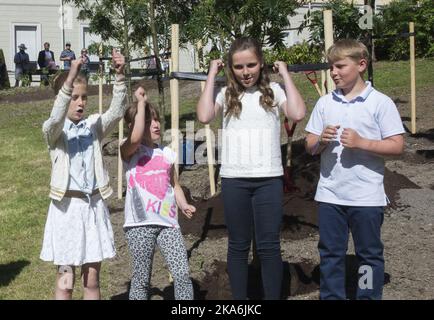 OSLO, Norvège 20160613. De gauche à droite : la reine Sonja, le roi Harald dans le parc du Palais avec leurs petits-enfants (de droite à droite) le prince Sverre Magnus, la princesse Ingrid Alexandra et Emma Tallulah Behn et Leah Isadora Behn, qui chante une chanson après avoir des plantedTrees dans le parc. Photo: Berit Roald / NTB scanpix Banque D'Images