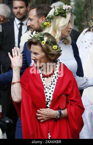 TRONDHEIM, Norvège 20160623. La reine Sonja accueille les invités de la fête du jardin à Stiftsgaarden (la résidence royale de Trondheim) lors de la célébration du couple royal de 25 ans sur le trône, jeudi. Le prince héritier Haakon et la princesse Mette-Marit en arrière-plan. Photo: Lise Aaserud / NTB scanpix Banque D'Images