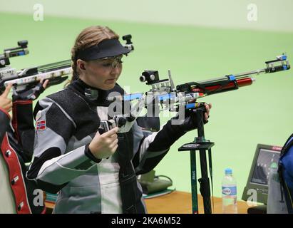 RIO DE JANEIRO, BRÉSIL 20160806. Jeux olympiques d'été à Rio en 2016: Malin Westerheim en action dans les femmes de 10 M. Air Rifle compétition au centre olympique de tir à Rio samedi. Photo: Erik Johansen / NTB scanpix Banque D'Images