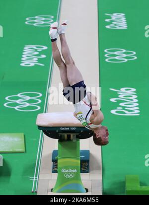 RIO DE JANEIRO, BRÉSIL 20160806. Jeux olympiques d'été à Rio 2016. Stian Skjerahaug en action en salle forte pendant la qualification en gymnastique à l'arène olympique de Rio samedi. Photo: Erik Johansen / NTB scanpix Banque D'Images
