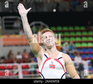 RIO DE JANEIRO, BRÉSIL 20160806. Jeux olympiques d'été à Rio 2016. Stian Skjerahaug se réjouit de sa performance aux barres de parallaxe lors de la qualification en gymnastique à l'arène olympique de Rio samedi. Photo: Erik Johansen / NTB scanpix Banque D'Images