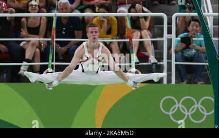 RIO DE JANEIRO, BRÉSIL 20160806. Jeux olympiques d'été à Rio 2016. Stian Skjerahaug en action dans des anneaux encore pendant la qualification en gymnastique à l'arène olympique de Rio samedi. Photo: Erik Johansen / NTB scanpix Banque D'Images