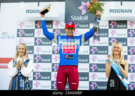 Rognan 20160811. Alexander Kristoff (Team Katusha) avec le maillot bleu après avoir gagné la première jambe dans la course arctique de Norvège 2016 à Rognan vendredi photo: Vegard Wivestad Groett / NTB scanpix Banque D'Images