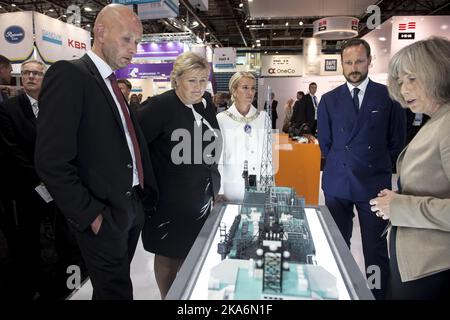 Stavanger, Norvège 20160829. ONS 2016 à Stavanger. De gauche à droite : le ministre du pétrole et de l'énergie, Tord lien, le premier ministre, Erna Solberg, le maire de Stavanger, Christine Sagen Helgoe, le prince héritier Haakon et le chef de l'engemeering, Valborg Lundegaard, à Aker Solutions, et le président d'Aker, Oyvind Eriksen. Le modèle est celui de Johan Castberg FPSO (production flottante, stockage et déchargement), le plus grand navire de production sur le plateau continental norvégien avec ses près de 300 mètres et 140 lits. Photo: Carina Johansen / NTB Scanpix Banque D'Images