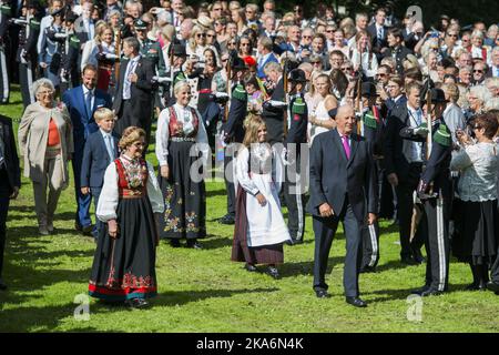 Oslo 20160901. Leurs Majestés le Roi et la Reine accueillent i Garden party pour 1 500 personnes dans le parc du Palais. La famille royale arrive. Le roi Harald (à droite) et la reine Sonja (à gauche devant), le prince héritier Haakon (tout en arrière), la princesse Mette-Marit, le prince Sverre Magnus, la princesse Ingrid Alexandra et la princesse Astrid (à gauche derrière). Photo: Fredrik Varfjell / NTB scanpix [LANUAGESEPARATOR] Oslo 20160901. Kong Harald og dronning Sonja inviterer til hageselskap i Dronningparken. Kronprins Haakon, kronprinsesse mette-Marit, prins Sverre-Magnus, prinsesse Ingrid Alexandra og prinsesses Astrid delta Banque D'Images