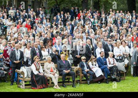 Oslo 20160901. Leurs Majestés le Roi et la Reine organisent une fête de jardin pour 1 500 personnes dans le parc du Palais. La famille royale est assise sur des bancs. De gauche à droite : la reine Sonja, la princesse Astrid, Mme Ferner, le roi Harald, le prince Sverre Magnus, Princesse Ingrid Alexandra, prince héritier Haakon et princesse couronne mette-Marit. Foto: Fredrik Varfjell / NTB scanpix Banque D'Images