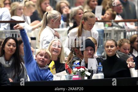 Oslo 20161015. La princesse MÃƒÂ¤rtha Louise, de Norvège, participe à un spectacle de retour en force lors du spectacle équestre d'Oslo. Le prince héritier Haakon, le prince-prince héritier Marit et la princesse Maré, font partie d'un public enthousiaste et enthousiaste. La photo montre Mette Marit, son fils Marius Borg Hoiby et sa petite amie Linn Helena Nilsen. Prince Sverre Magnus en pull bleu. Photo: Vidar Ruud / NTB scanpix Banque D'Images