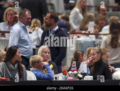 Oslo 20161015. La princesse MÃƒÂ¤rtha Louise, de Norvège, participe à un spectacle de retour en force lors du spectacle équestre d'Oslo. Le prince héritier Haakon, le prince-prince héritier Marit et la princesse Maré, font partie d'un public enthousiaste et enthousiaste. La photo montre Mette Marit, son fils Marius Borg Hoiby et sa petite amie Linn Helena Nilsen. Prince Sverre Magnus en pull bleu. Photo: Vidar Ruud / NTB scanpix Banque D'Images