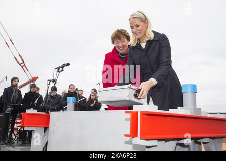 Oslo, Norvège 20161014. Cérémonie de fondation en pierre du nouveau Musée Munch à Bjoervika. Le maire d'Oslo Marianne Borgen (à gauche) regarde la princesse de couronne mette-Marit avec la pierre de fondation. Photo: Haakon Mosvold Larsen / NTB scanpix Banque D'Images