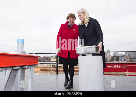 Oslo, Norvège 20161014. Cérémonie de fondation en pierre du nouveau Musée Munch à Bjoervika. Le maire d'Oslo Marianne Borgen (à gauche) regarde la princesse de couronne mette-Marit avec la pierre de fondation. Photo: Haakon Mosvold Larsen / NTB scanpix Banque D'Images