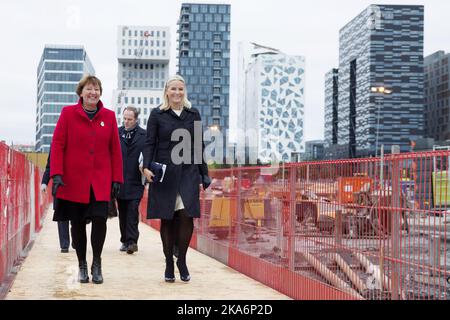 Oslo, Norvège 20161014. Cérémonie de fondation en pierre du nouveau Musée Munch à Bjoervika. Le maire d'Oslo Marianne Borgen (à gauche) et la princesse Mette-Marit arrivent sur le chantier. Photo: Haakon Mosvold Larsen / NTB scanpix Banque D'Images