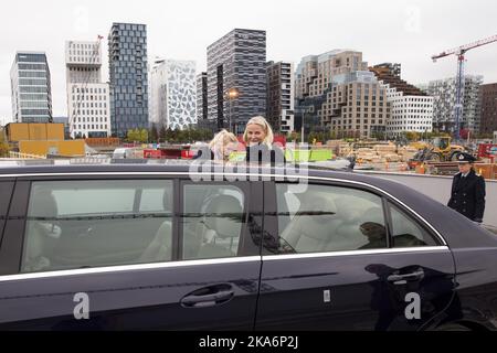 Oslo, Norvège 20161014. Cérémonie de fondation en pierre du nouveau Musée Munch à Bjoervika. Princesse de la Couronne Mette-Marit après la cérémonie. Photo: Haakon Mosvold Larsen / NTB scanpix Banque D'Images