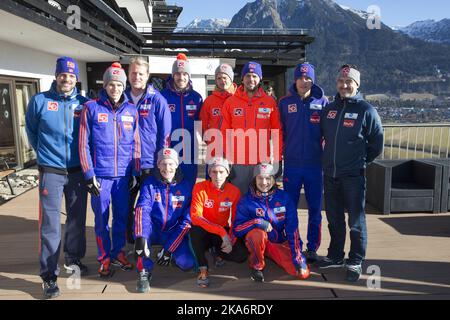 Oberstdorf 20161229. L'équipe norvégienne est prête pour la course d'ouverture du tournoi four Hills à Oberstdorf. Première rangée, de gauche à droite : Robert Johansson, Anders Fannemel et Tom Hilde. Rangée arrière de droite : Alexander Stöckl, Halver Egner Granerud, Andreas Wilberg, Andreas Stjernen, Lars Haugvad, Magnus Breive, Daniel second Tande et Clas Brede Braaten. Photo: Terje Bendiksby / NTB scanpix Banque D'Images