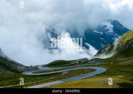 Sinueuse Grossglockner High Alpine Road en Autriche. Nuages bas suspendus contre le côté de la montagne. Banque D'Images