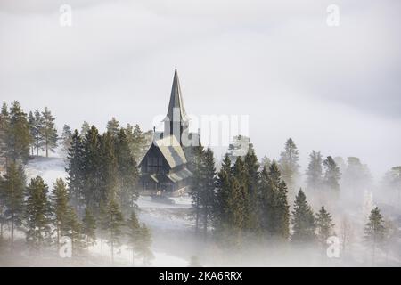 Oslo, Norvège 20170125. L'église de Holmenkollen dans le brouillard à Oslo mercredi après-midi. Vue depuis le saut à ski de Holmenkollen. Photo: Haakon Mosvold Larsen / NTB scanpix Banque D'Images