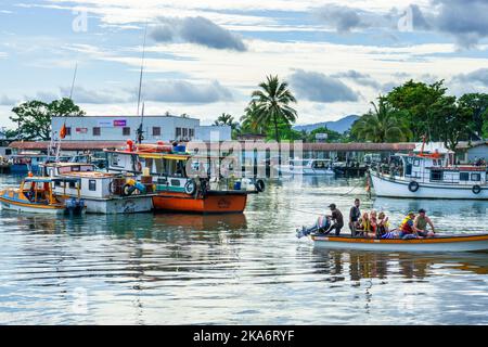 Bateaux ancrés dans la marina Alotau, Milne Bay Papouasie-Nouvelle-Guinée Banque D'Images