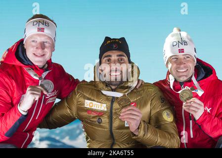 Hochfilzen, AUTRICHE 20170212.les Championnats du monde de biathlon 2017. Au cours de la cérémonie de remise des médailles. Médaillé d'or Martin Fourcade (au centre), Johannes Thingnes BoE (à gauche) Silver et Ole Einar Bjoerndalen Bronze, dimanche. Photo: Berit Roald / NTB scanpix Banque D'Images