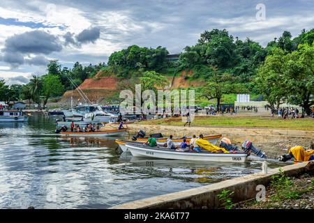 Bateaux ancrés dans la marina Alotau, Milne Bay Papouasie-Nouvelle-Guinée Banque D'Images