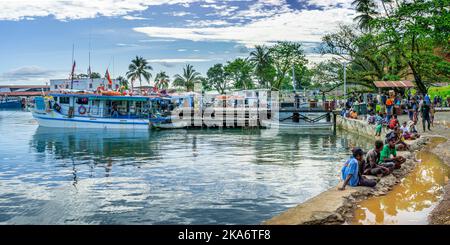 Bateaux ancrés dans la marina Alotau, Milne Bay Papouasie-Nouvelle-Guinée Banque D'Images