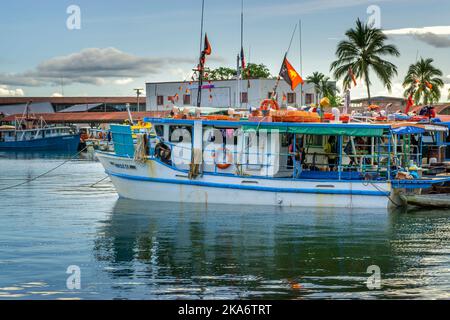 Bateaux ancrés dans la marina Alotau, Milne Bay Papouasie-Nouvelle-Guinée Banque D'Images