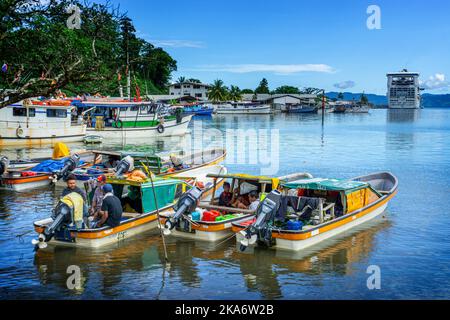 Bateaux ancrés dans la marina Alotau, Milne Bay Papouasie-Nouvelle-Guinée Banque D'Images