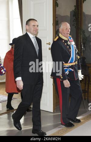 OSLO, Norvège 20170321. Depuis la droite : le roi Harald et le président de l'Islande Guðni th. Jóhannesson au Palais Royal. Le couple présidentiel islandais est en visite officielle en Norvège. Photo: Berit Roald / NTB scanpix Banque D'Images