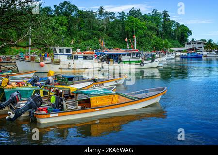 Bateaux ancrés dans la marina Alotau, Milne Bay Papouasie-Nouvelle-Guinée Banque D'Images