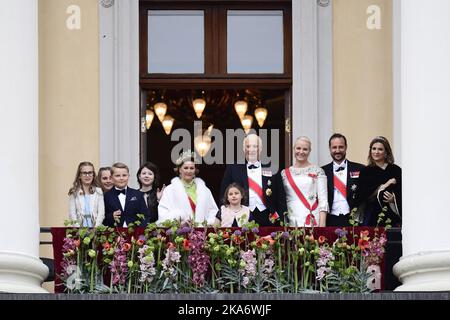 Oslo, Norvège 20170509. De gauche à droite : Leah Isadora Behn, Princesse Ingrid Alexandra de Norvège, Prince Sverre Magnus de Norvège, Maud Angelica Behn, Reine Sonja de Norvège, Emma Tallulah Behn, Roi Harald de Norvège, Couronne Princesse mette-Marit de Norvège, Prince héritier Haakon de Norvège, Et la princesse Märtha Louise de Norvège accueille le public du Palais Balkony à l'occasion de la célébration du 80th anniversaire des couples royaux. Photo: Jon Olav Nesvold / NTB scanpix Banque D'Images