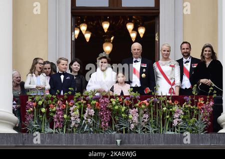 Oslo, Norvège 20170509. Le couple royal et les invités royaux accueillent le public du balkony du palais à l'occasion de leur anniversaire de 80th. De gauche à droite : la reine Margrethe II du Danemark, Leah Isadora Behn, la princesse Ingrid Alexandra, le prince Sverre Magnus, Maud Angelica Behn, La reine Sonja, Emma Tallulah Behn, le roi Harald, la princesse Mette-Marit, le prince Haakon et Märtha Louise. Photo: Jon Olav Nesvold / NTB scanpix Banque D'Images