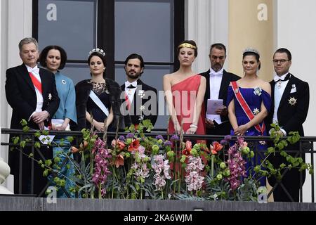 Oslo, Norvège 20170509. Les invités royaux saluent le public du Palais balkony à l'occasion de l'anniversaire des couples royaux norvégiens de 80th. De gauche à droite : le président des Finlands, Sauli Niinistö, Mme Jenni Haukio, la princesse Sofia de Suède, le prince Carl Philp de Suède, Desiree Kogevinas, Carlos Eugster, la princesse Victoria de Suède et le prince Daniel de Suède. Photo: Jon Olav Nesvold / NTB scanpix Banque D'Images