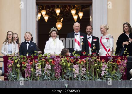 Oslo, Norvège 20170509. Le couple royal, le roi Harald de Norvège et la reine Sonja de Norvège accueillent le public du balcon du Palais royal à l'occasion de leur anniversaire de 80th. De gauche à droite : Leah Isadora Behn, la princesse Ingrid Alexandra, le prince Sverre Magnus, Maud Angelica Behn (cachée), la reine Sonja, Emma Tallulah Behn, le roi Harald, la princesse couronne mette-Marit, Prince héritier Haakon et Märtha Louise. Photo: Jon Olav Nesvold / NTB scanpix Banque D'Images