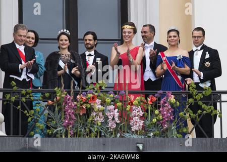 Oslo, Norvège 20170509. Le couple royal norvégien et ses invités accueillent le public du balcon du Palais royal à l'occasion de leur anniversaire de 80th. De gauche à droite : le président finlandais Sauli Niinisto, sa femme Jenni Haukio, la princesse Sofia, le prince Carl Philip de Suède, Desirée Kogevinas, Carlos Eugster, la princesse Victoria et le prince Daniel de Suède. Photo: Jon Olav Nesvold / NTB scanpix [LANUAGE Banque D'Images