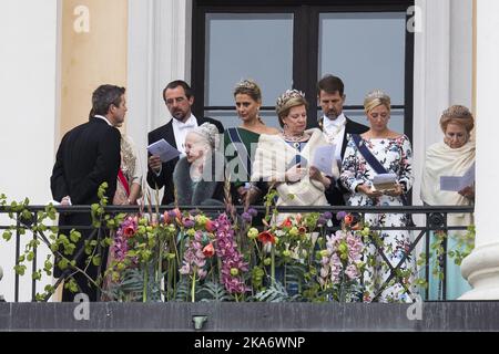 Oslo, Norvège 20170509. De gauche à droite : le prince héritier Frederik, la princesse couronne Mary (cachée), le prince Nikolaos, la reine Margrethe, la princesse Tatiana, la reine Anne Marie, Le prince héritier Pavlos, la princesse Marie Chantal et la princesse Elizabeth Shakerley du Royaume-Uni accueillent le public du balkony du palais à l'occasion de la célébration de l'anniversaire de 80th du roi Harald de Norvège et de la reine Sonja de Norvège. Photo: Jon Olav Nesvold / NTB scanpix Banque D'Images