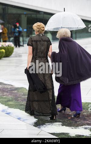 Oslo, Norvège 20170510. La princesse Beatrix des pays-Bas et la princesse Mabel d'Orania-Nassau arrivent à l'Opéra pour célébrer le 80th anniversaire du roi Harald de Norvège et de la reine Sonja de Norvège. Photo: Jon Olav Nesvold / NTB scanpix Banque D'Images