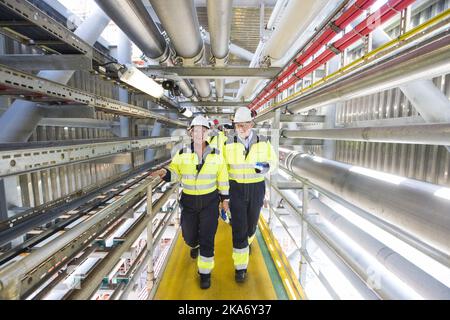 Champ pétrolier de Valhall, Mer du Nord 20170815.le ministre norvégien des Finances SIV Jensen (FRP) a fait une visite de la plate-forme d'Aker BP Valhall en Mer du Nord par Per Mikal Hauge, directeur de zone pour le champ de Valhall. Le champ de Valhall, qui comprend six plates-formes pétrolières, produit du pétrole depuis 1982. L'usine a produit plus de 1 milliards de barils de pétrole depuis sa création et vise à produire plus de 500 millions de barils de pétrole d'ici 2028. Photo: Haakon Mosvold Larsen / NTB scanpix Banque D'Images