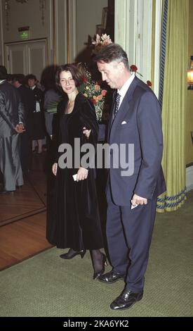 Le couple marié Mona Juul et Terje Rød Larsen lors du dîner Nobel au Grand Hotel. Le prix Nobel de la paix pour 1994 est divisé entre Yasser Arafat, Shimon Peres et Yitzhak Rabin. Banque D'Images