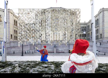 Oslo, Norvège 20171205. Pile de Sápmi, une installation artistique de Maret Anne Sara. 400 crânes de rennes exposés devant le Parlement norvégien, Stortinget mardi. Photo: Gorm Kallestad / NTB scanpi Banque D'Images