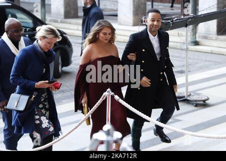 Oslo, Norvège 20171210. L'artiste John Legend et Chrissy Teigen arrivent à l'hôtel de ville à l'occasion de la cérémonie de remise du prix Nobel de la paix 2017 à la campagne internationale pour l'abolition des armes nucléaires (ICAN). À gauche, il y a un membre du Comité Nobel Tone Joerstad. Photo: Torstein BoE / NTB scanpi Banque D'Images