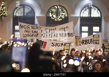 Oslo, Norvège 20171210. Le Prix Nobel de la paix 2017 est décerné à la campagne internationale pour l'abolition des armes nucléaires (ICAN). Prosession de torchlight devant le Grand Hotel le dimanche soir. Photo: Audun Braastad / NTB scanpi Banque D'Images