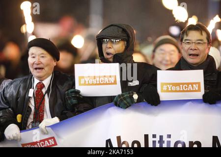 Oslo, Norvège 20171210. Le Prix Nobel de la paix 2017 est décerné à la campagne internationale pour l'abolition des armes nucléaires (ICAN). Prosession de torchlight devant le Grand Hotel le dimanche soir. Photo: Audun Braastad / NTB scanpi Banque D'Images