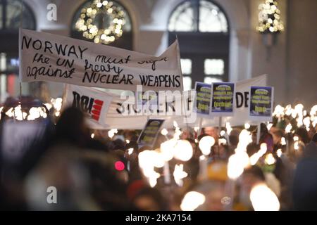 Oslo, Norvège 20171210. Le Prix Nobel de la paix 2017 est décerné à la campagne internationale pour l'abolition des armes nucléaires (ICAN). Prosession de torchlight devant le Grand Hotel le dimanche soir. Photo: Audun Braastad / NTB scanpi Banque D'Images