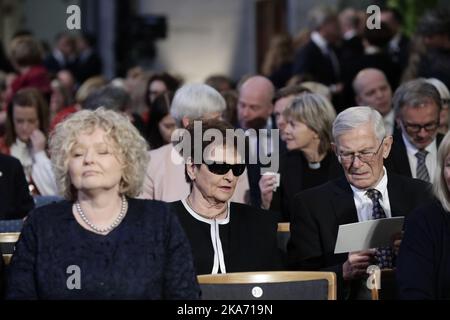 Oslo, Norvège 20171210. Ancien Premier ministre et ancien directeur général de L'OMS Gro Harlem Brundtland et son mari Arne Olav Brundtland avant la cérémonie de remise du prix Nobel de la paix à l'Hôtel de ville, dimanche. Le Prix Nobel de la paix 2017 est décerné à la campagne internationale pour l'abolition des armes nucléaires (ICAN). Photo: Berit Roald / NTB scanpi Banque D'Images