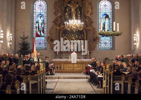 Oslo, Norvège 20171212. Le roi Harald et le prince héritier Haakon étaient les invités d'honneur pendant le service de Noël traditionnel de sa Majesté la Garde du roi à la cathédrale d'Oslo. Photo: Tore Meek / NTB scanpi Banque D'Images