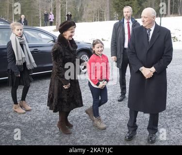 Oslo, Norvège 20171225. La reine Sonja et le roi Harald arrivent à la messe de Noël de l'église Holmenkollen avec leurs petits-enfants Leah Isadora Behn et Emma Tallulah Behn. Photo: Torstein BoE / NTB scanpix Banque D'Images