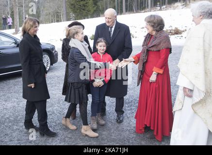 Oslo, Norvège 20171225. La reine Sonja et le roi Harald arrivent la messe de Noël à l'église de Holmenkollen avec leur fille la princesse Märtha Louise (à gauche) et les petits-enfants Leah Isadora Behn et Emma Tallulah Behn (veste rouge). Photo: Torstein BoE / NTB scanpix Banque D'Images