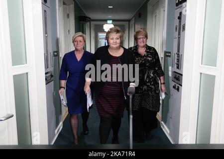 Le Premier ministre de Norvège, Erna Solberg (C), le ministre des Finances, SIV jensen (L) et Trine Skei Grande, chef du Parti libéral de Norvège, ont annoncé la conférence de presse à Jeloy (Norvège), dimanche 14 janvier. 2018 que le gouvernement norvégien sera élargi pour inclure le parti libéral. Photo: Lise Aserud / NTB scanpix Banque D'Images