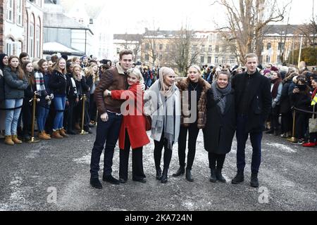 Oslo, Norvège 20180202. Le prince William de Grande-Bretagne et la duchesse Kate visite la Norvège. Les acteurs de la série dramatique SKAM attendent Dukeess Kate et le Prince William à l'école secondaire supérieure Hartvig Nissen vendredi. De gauche à droite: Tarjei Sandvik Moe, Ulrikke falch, Iman Meskini, Josefine Frida Pettersen, Ina Svenningdal. Photo: Terje Pedersen / NTB scanpi Banque D'Images