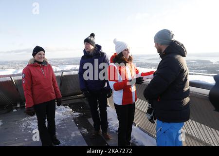 Oslo, Norvège 20180202. Le prince William de Grande-Bretagne et la duchesse Kate visite la Norvège. Le prince William et la duchesse Kate, le prince héritier Haakon (à droite) et la princesse Mette-Marit (à gauche) sont au sommet du saut à ski de Holmenkollen. Photo: Cornelius Poppe / NTB scanpi Banque D'Images